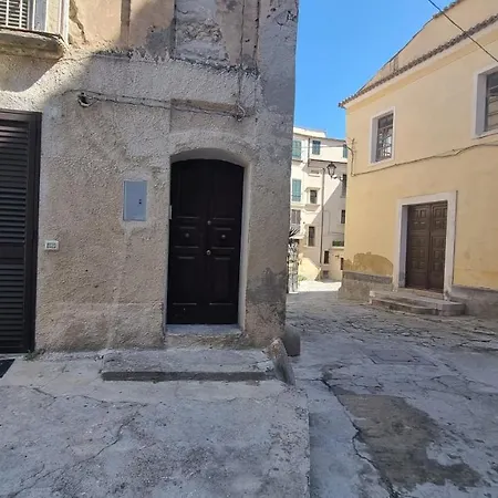 Centro Monolocale Giallo Tropea